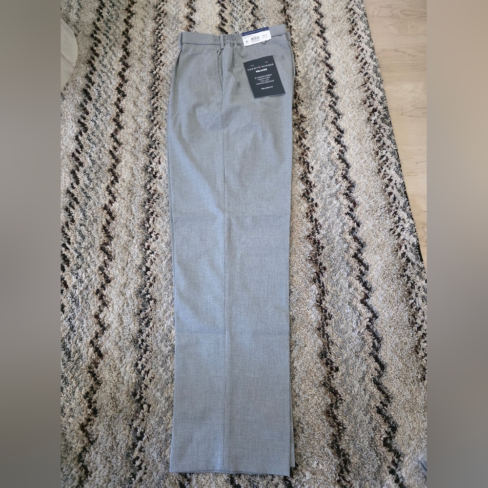 Tommy Hilfiger Mens Dress Pants 36x32 Wrinkle Free Grey Career $95 Relax Fit